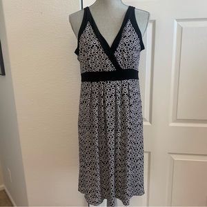 Apt 9 black and white v neck knit dress with black flattering trim size L